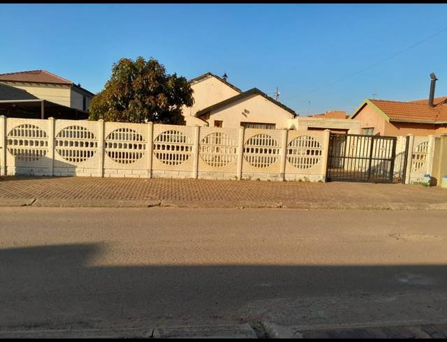 3 BEDROOM HOUSE FOR SALE IN KAGISO